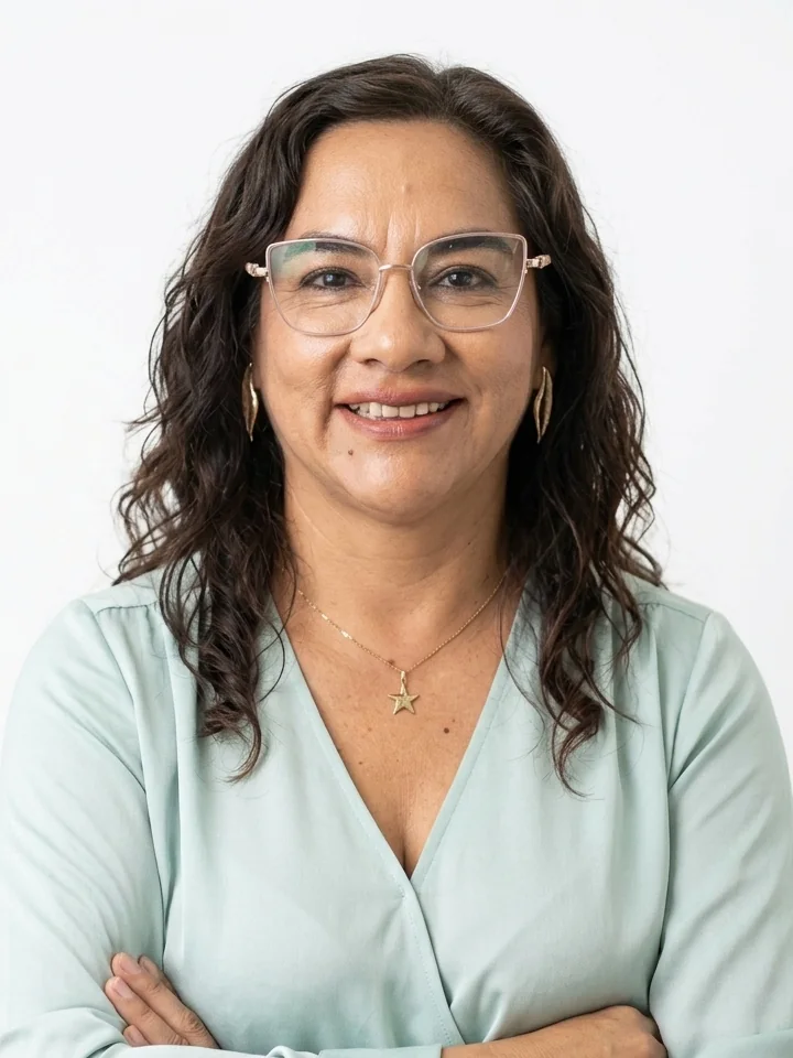 Allison Paez, sonriendo con los brazos cruzados