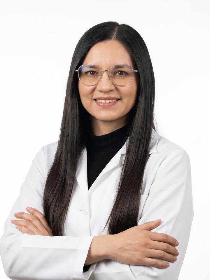Dra. Carla Rocha, sonriendo con los brazos cruzados